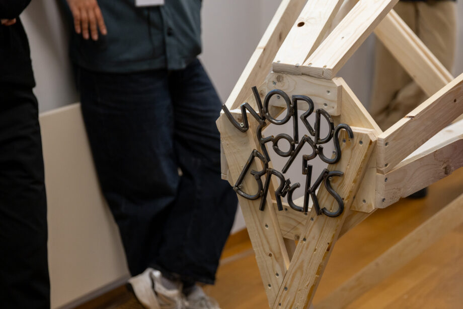 Keep Knocking Until Somone Answers IAF Dx Kunstmuseum